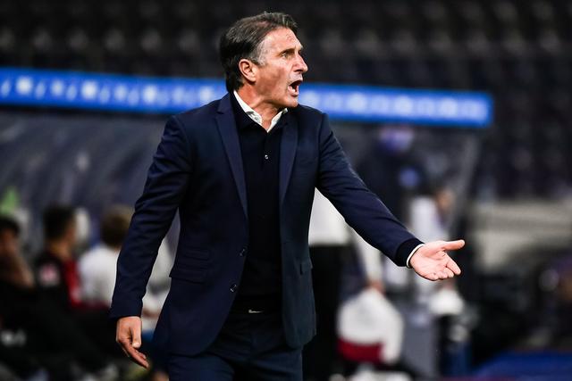 CBA官方：杨鸣进场质疑裁判被禁赛3场罚款3万